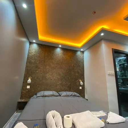 La Pella Suit * Istanbul